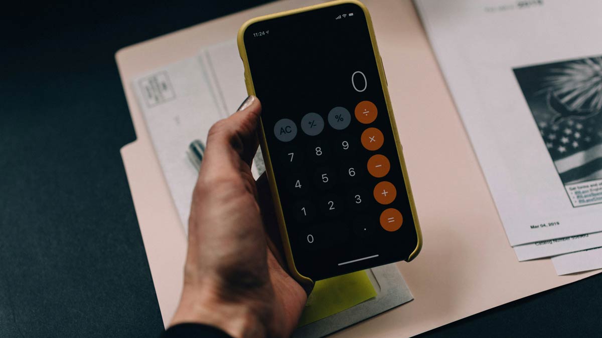 Auszahlung der Versicherung wird am Smartphone geprüft
