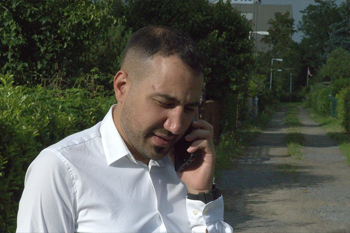 Kfz Gutachter Edris telefoniert - Jetzt Schaden melden